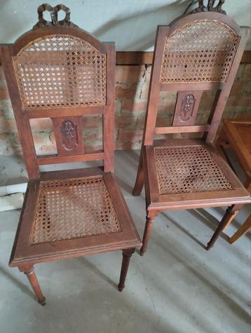 2 antieke stoelen, zelf te halen.oude stoelen met rieten zi. beschikbaar voor biedingen