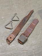 WWII US M1 helmet strap parts, Verzamelen, Ophalen of Verzenden