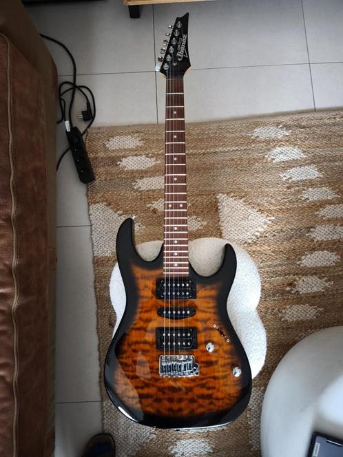 Elektrische gitaar met versterker, Muziek en Instrumenten, Snaarinstrumenten | Gitaren | Elektrisch, Zo goed als nieuw, Solid body