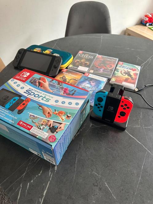 Nintendo switch met 5 games extra joycons en accessoires, Games en Spelcomputers, Spelcomputers | Nintendo Switch, Zo goed als nieuw