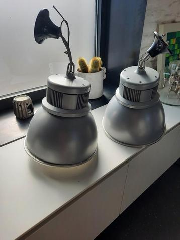 Twee industriële lampen  beschikbaar voor biedingen