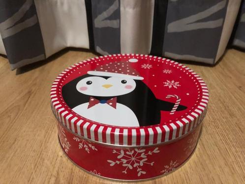 Koektrommel kerst pinguïn koek trommel leeg rood zwart wit, Collections, Boîte en métal, Comme neuf, Biscuits, Autres marques