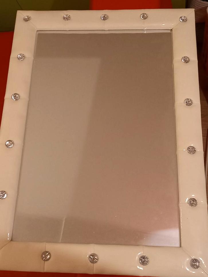 Witte spiegel met (nep) leren rand en diamanten (ook nep), Maison & Meubles, Accessoires pour la Maison | Miroirs, 50 à 75 cm
