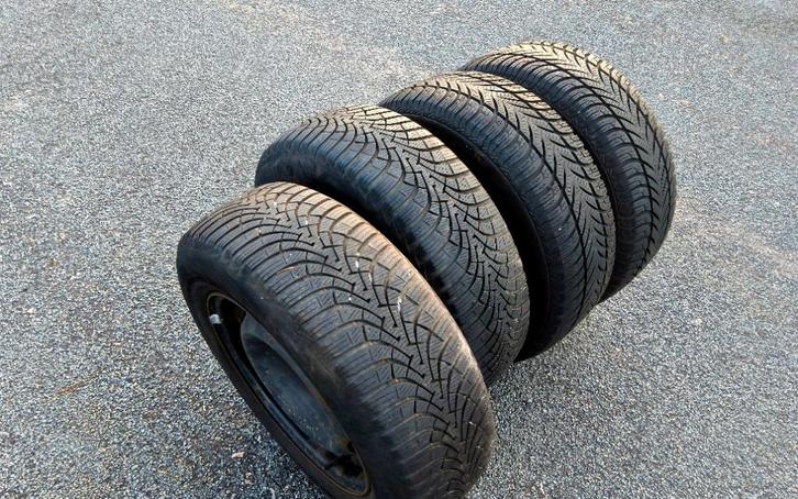 4 pneus hiver 205/65-15 avec des jantes Peugeot, Auto-onderdelen, Banden en Velgen, Banden en Velgen, Winterbanden, 15 inch, 205 mm