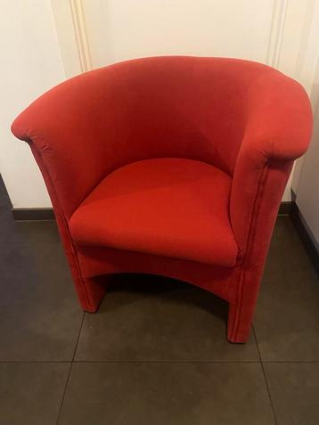 Mooie rode design zetel beschikbaar voor biedingen