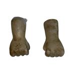 Twee miniatuur marmeren handen uit Zuidoost-Azië