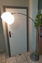 Mooie retro booglamp met witte kap, Huis en Inrichting, Lampen | Vloerlampen, Ophalen, Zo goed als nieuw