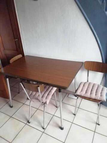 Table de cuisine 1m20 cm × 75cm 2m00 vintege avec 4 chaises  beschikbaar voor biedingen