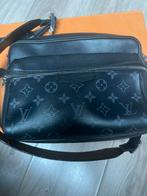 Louis Vuitton schoudertas Outdoor Messenger Bag, Handtassen en Accessoires, Zo goed als nieuw