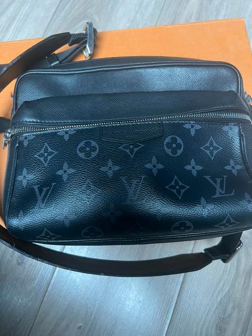 Sacoche Louis Vuitton Outdoor Messenger Bag, Bijoux, Sacs & Beauté, Sacs | Sacs à bandoulière, Comme neuf
