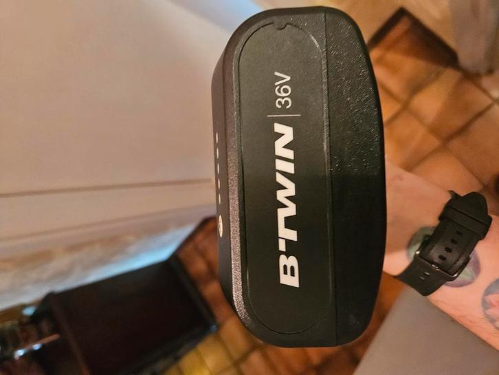 Batterij voor Elops Btwin elektrische fiets met lader, nieuw, Fietsen en Brommers, Fietsaccessoires | Fietsaccu's, Nieuw, Ophalen