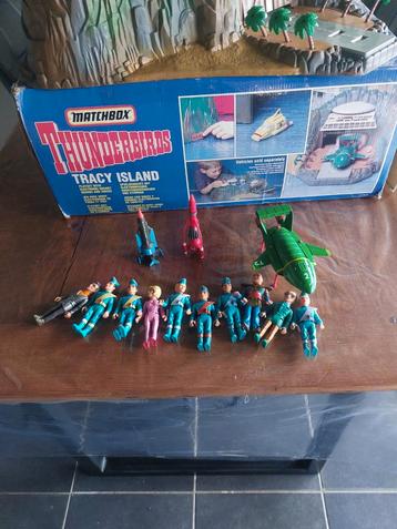 Een Thunderbirds Eiland van 1992 is doos, popjes voertuigen beschikbaar voor biedingen