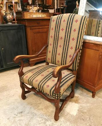Grote antieke Franse fauteuil zetel in noten hout beschikbaar voor biedingen
