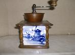 Oude koffiemolen met Delfts Blauwe faïence -, Antiek en Kunst, Antiek | Wandborden en Tegels, Ophalen