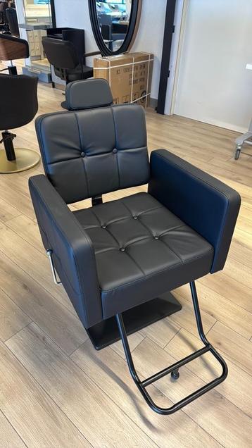 Kappersstoel knipstoel showroom groothandel kapsalon kapper beschikbaar voor biedingen