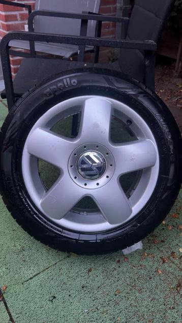 2 originele VW velgen met 2 al season banden van apollo beschikbaar voor biedingen