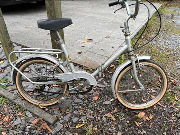 Ancien petit vélo  pliable  disponible aux enchères