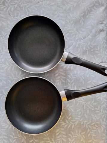 Twee antikleef pannen 20cm, alle vuren. beschikbaar voor biedingen