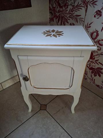 bijzet kastje beschikbaar voor biedingen