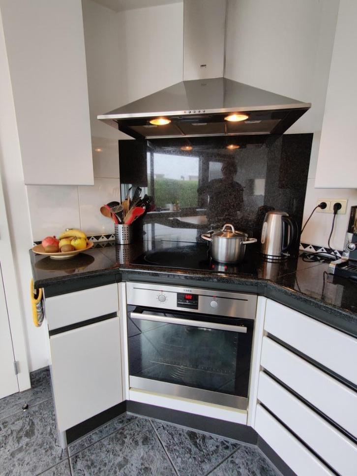 tijdloze keuken, Huis en Inrichting, Keuken | Complete keukens, Gebruikt, U-keuken, Wit, Graniet of Steen, Greeploos, Ophalen