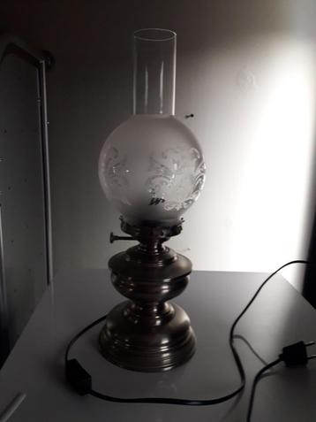 Lampe en étain (style lampe à pétrole).
