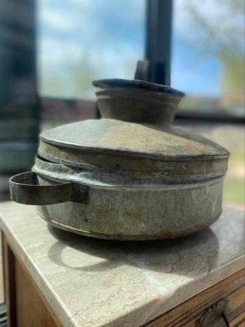 Oude metalen mand beschikbaar voor biedingen