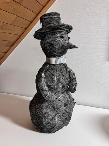 Sneeuwman met kerstlampjes beschikbaar voor biedingen