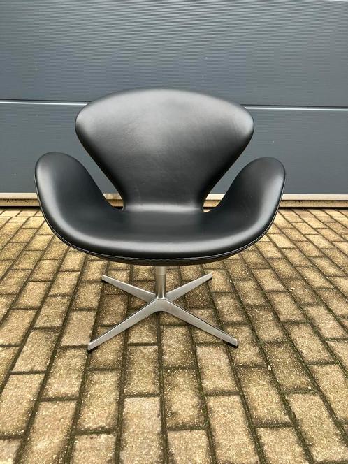Originele zwart lederen Fritz Hansen Swan chair Topstaat!, Huis en Inrichting, Zetels | Voetbanken en poefs, Ophalen of Verzenden