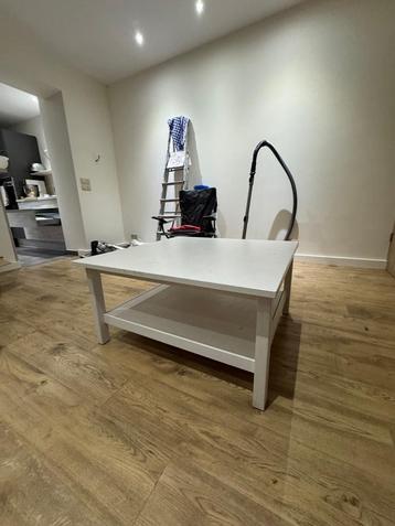 Table basse blanche avec étagère – bon état beschikbaar voor biedingen