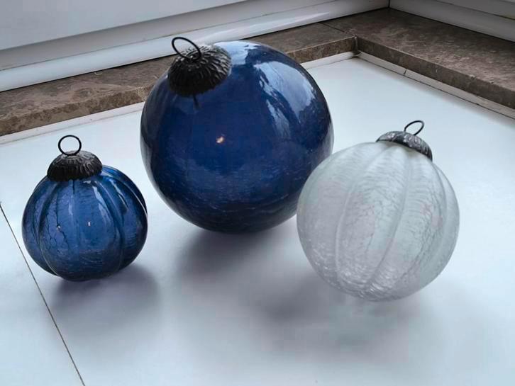 Craquele 2 paarse en witte kerstballen, Diversen, Kerst, Ophalen of Verzenden