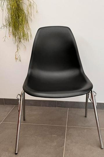Nieuwe stoel zwart ijzeren onderstel beschikbaar voor biedingen