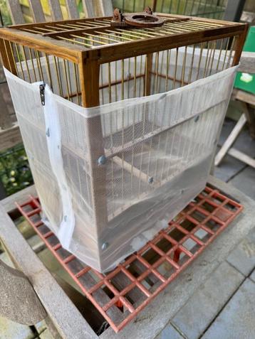 Hout vogel kooi.   beschikbaar voor biedingen
