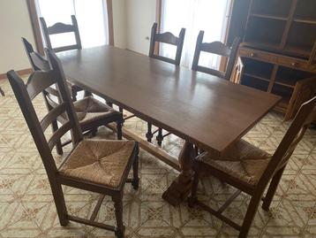 Houten tafel met 6stoelen beschikbaar voor biedingen