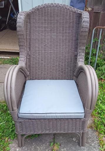 Taupe rieten hoge tuinstoel beschikbaar voor biedingen