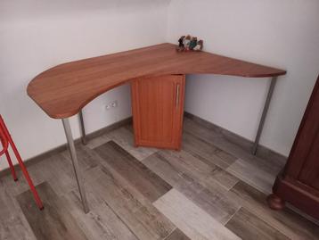 Bureau in hardhout beschikbaar voor biedingen