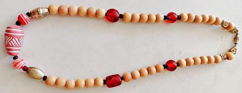 Collier artisanal perles rouges + bois cèdre, 45 cm, NEUF, Bijoux, Sacs & Beauté, Colliers, Neuf, Autres matériaux, Autres couleurs