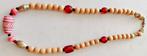 Collier artisanal perles rouges + bois cèdre, 45 cm, NEUF, Autres matériaux, Autres couleurs, Enlèvement ou Envoi, Neuf