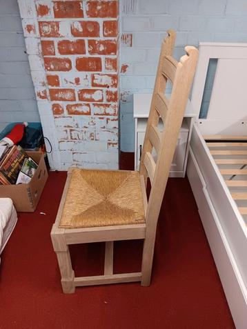 Eetkamerstoelen in perfecte staat beschikbaar voor biedingen