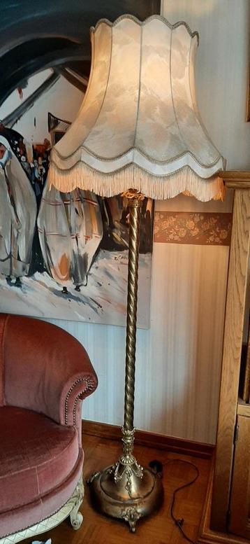 Antieke vloerlamp op gebeeldhouwde messing voet beschikbaar voor biedingen