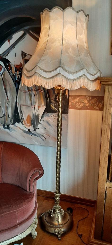 Antieke vloerlamp op gebeeldhouwde messing voet, Antiek en Kunst, Antiek | Verlichting, Ophalen