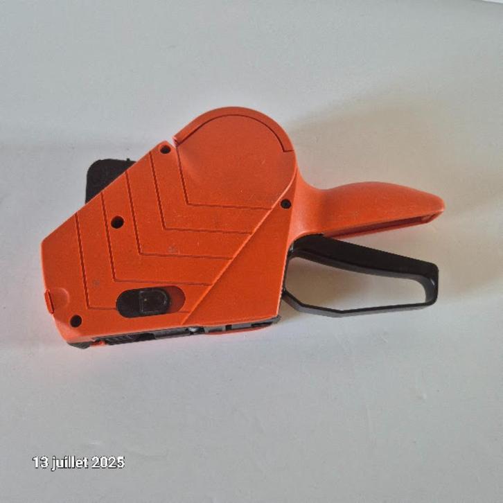 Meto oranje etiketteermachine - 2 lijnen 22x16mm, Computers en Software, Labelprinters, Zo goed als nieuw, Azerty, Etiket, Verzenden