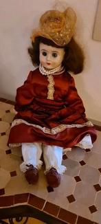 Nouveau : poupée assise faite à la main dans un beau costume, Enlèvement ou Envoi