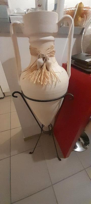 Paar grote decoratieve Amphora vazen op smeedijzeren standaa beschikbaar voor biedingen