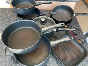 Verzameling tefal hapjes of stoofpannen beschikbaar voor biedingen