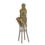 Statue en bronze d'une dame sur une chaise de bar LIVRAISON