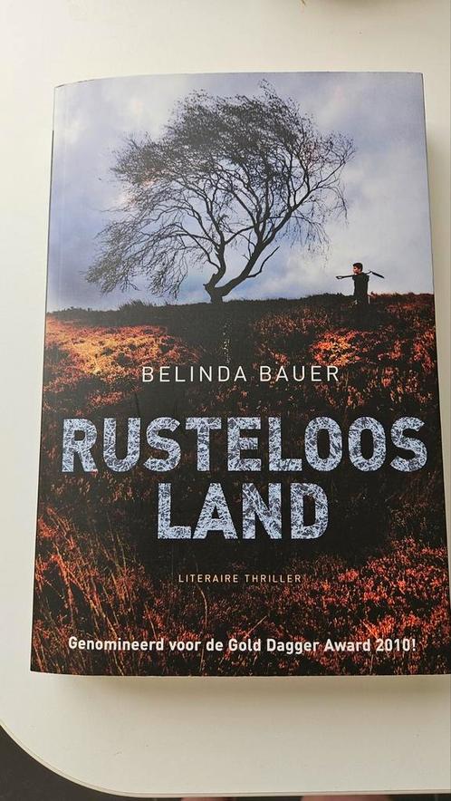 Belinda Bauer - Rusteloos land, Boeken, Thrillers, Zo goed als nieuw, Ophalen of Verzenden