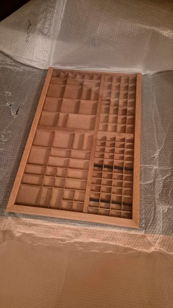 Letterbak met glazen afdekplaat, Huis en Inrichting, Woonaccessoires | Wanddecoraties, Zo goed als nieuw, Ophalen