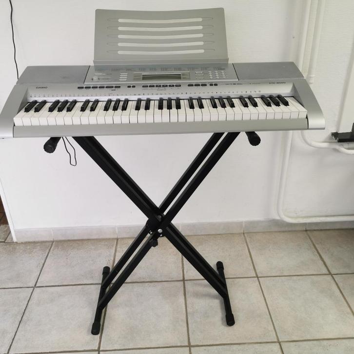Keyboard CASIO CTK 4000 inclusief verstelbare standaard, Muziek en Instrumenten, Keyboards, Gebruikt, 61 toetsen, Casio, Ophalen