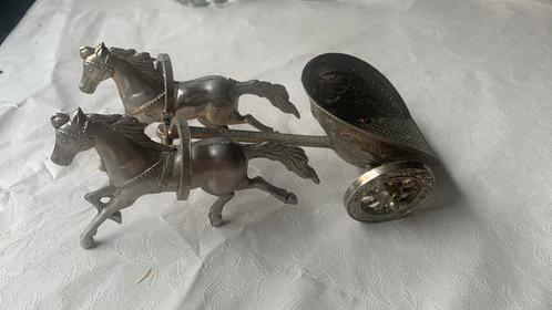 Miniatuur zilveren strijdwagen met 2 paarden – decoratief, Handtassen en Accessoires, Broches, Gebruikt, Zilver, Goud, 10 cm of meer