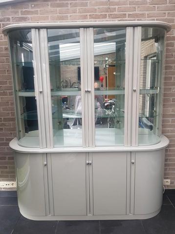Vitrine/buffetkast beschikbaar voor biedingen